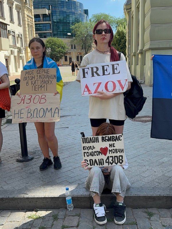 💔«Ще не всі вдома»: Маріупольці виходять на підтримку військовополонених! 💔«Ще не всі вдома»: Маріупольці виходять на підтримку військовополонених!
