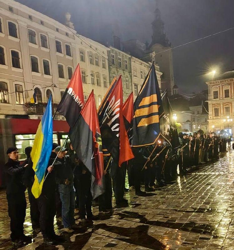 Львів. Сьогодні. Марш до 84-ї річниці створення Української повстанської армії.
Пам’ятаємо нашу історію Львів. Сьогодні. Марш до 84-ї річниці створення Української повстанської армії.
Пам’ятаємо нашу історію