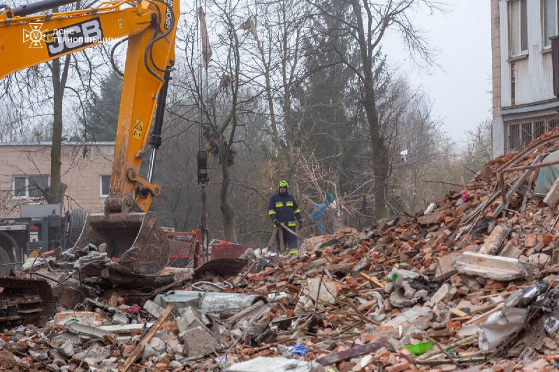 Тернопіль: Рятувальники продовжують працювати на місці трагедії, де внаслідок російської агресії було зруйновано житлову багатоповерхівку Тернопіль: Рятувальники продовжують працювати на місці трагедії, де внаслідок російської агресії було зруйновано житлову багатоповерхівку