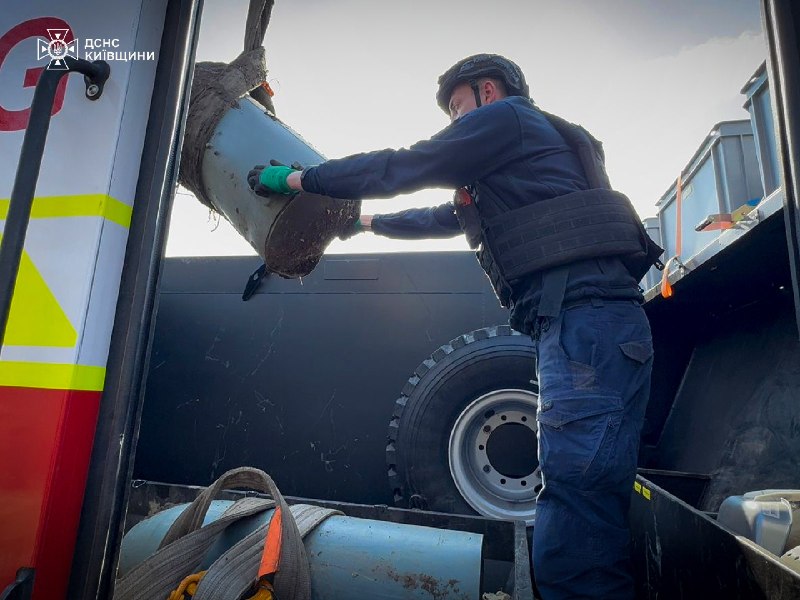 💥#Київщина: сапери ДСНС виявили та вилучили дві бойові частини ракети Х-101 у Тетіївській громаді 💥#Київщина: сапери ДСНС виявили та вилучили дві бойові частини ракети Х-101 у Тетіївській громаді