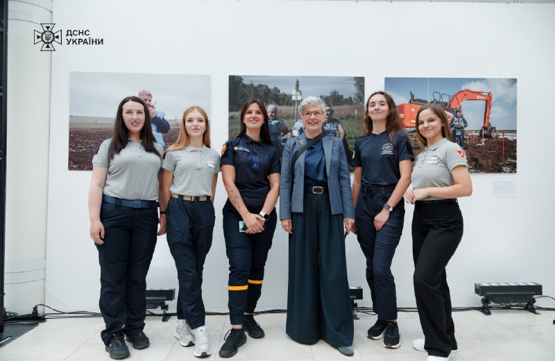 📸Саперки ДСНС стали героїнями фотовиставки «Жінки у розмінуванні» від HALO Ukraine ⤵
Це розповідь про українок, які працюють у сфері розмінування 📸Саперки ДСНС стали героїнями фотовиставки «Жінки у розмінуванні» від HALO Ukraine ⤵
Це розповідь про українок, які працюють у сфері розмінування