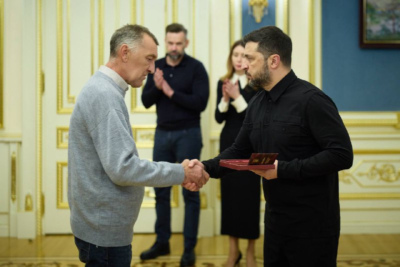 Світло перемагає темряву, бо працюють наші енергетики. Це завдяки їхній титанічній роботі Світло перемагає темряву, бо працюють наші енергетики. Це завдяки їхній титанічній роботі
