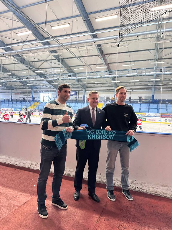 Херсонська юнацька хокейна команда, яка проводила тренувальні збори у Чехії, отримала потужну підтримку від справжніх друзів Херсонська юнацька хокейна команда, яка проводила тренувальні збори у Чехії, отримала потужну підтримку від справжніх друзів