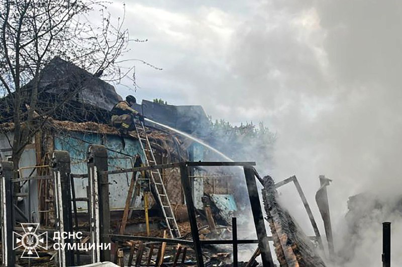 Сумщина: під загрозою повторних атак, рятувальники ліквідовують наслідки ворожих ударів Сумщина: під загрозою повторних атак, рятувальники ліквідовують наслідки ворожих ударів