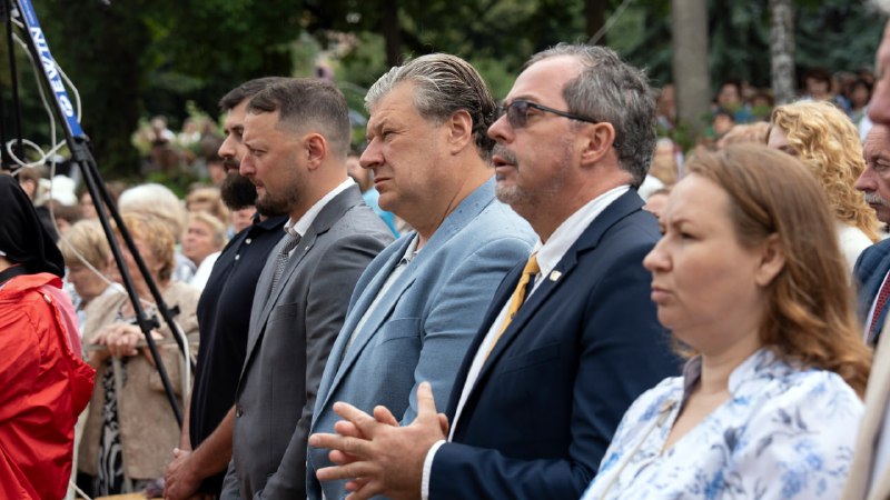Близько 6 тисяч вірян об’єдналися сьогодні у спільній молитві в Бердичеві, який знову став духовним серцем країни Близько 6 тисяч вірян об’єдналися сьогодні у спільній молитві в Бердичеві, який знову став духовним серцем країни