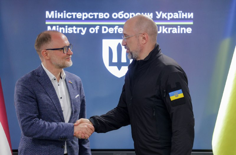 🇱🇻 Провів зустріч із Міністром оборони Латвії Андрісом Спрудсом.
Подякував за візит в Україну в ці важливі святкові дні 🇱🇻 Провів зустріч із Міністром оборони Латвії Андрісом Спрудсом.
Подякував за візит в Україну в ці важливі святкові дні