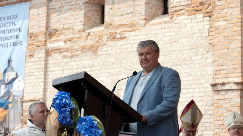 Близько 6 тисяч вірян об’єдналися сьогодні у спільній молитві в Бердичеві, який знову став духовним серцем країни Близько 6 тисяч вірян об’єдналися сьогодні у спільній молитві в Бердичеві, який знову став духовним серцем країни