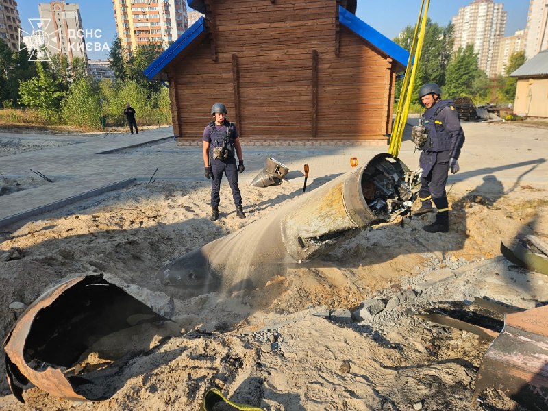#Київ: сапери ДСНС спільно з вибухотехніками Нацполіції вилучили бойову частину російської балістичної ракети #Київ: сапери ДСНС спільно з вибухотехніками Нацполіції вилучили бойову частину російської балістичної ракети