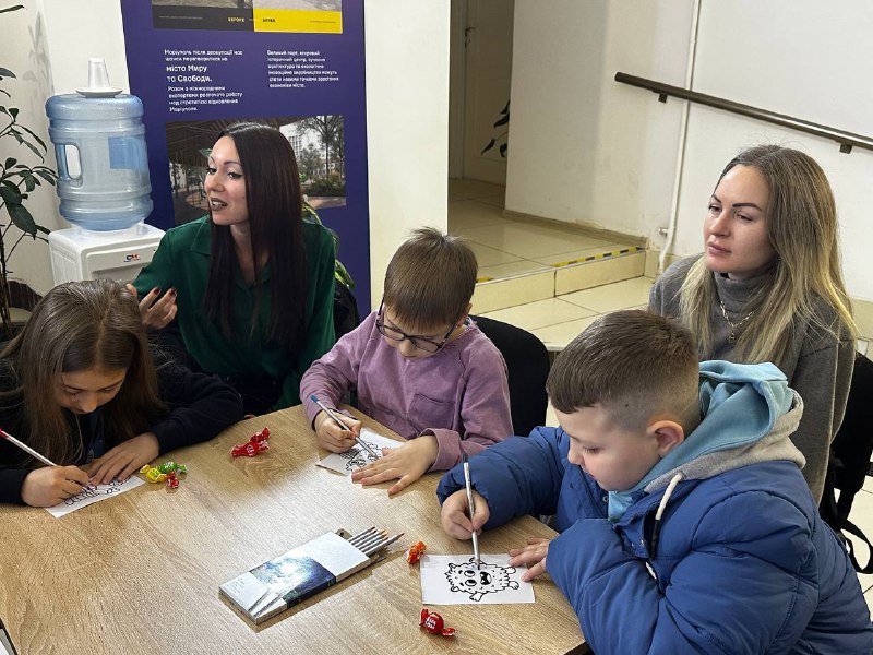 📚🇺🇦У Чернівцях презентували дитячу книгу авторки з Маріуполя
⚓️У чернівецькому центрі "ЯМаріуполь" 📚🇺🇦У Чернівцях презентували дитячу книгу авторки з Маріуполя
⚓️У чернівецькому центрі "ЯМаріуполь"