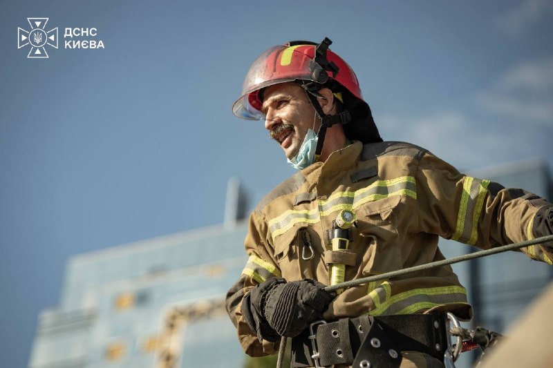 #Київ: у Шевченківському районі рятувальники проводили аварійно-відновлювальні роботи в корпусі будівлі НАН України #Київ: у Шевченківському районі рятувальники проводили аварійно-відновлювальні роботи в корпусі будівлі НАН України