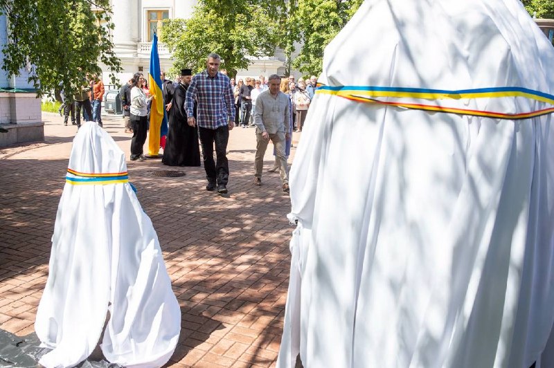Напередодні Дня Києва, разом з послом Королівства Бельгія в Україні Люком Якобсом, у присутності інших послів... Напередодні Дня Києва, разом з послом Королівства Бельгія в Україні Люком Якобсом, у присутності інших послів...