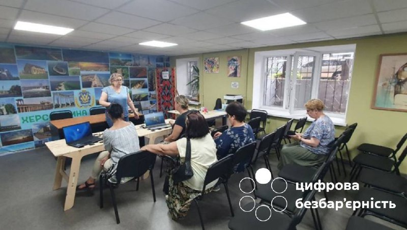 У Дніпрі для переселенців з Херсонщини продовжують проводити заняття з цифрової грамотності. У Дніпрі для переселенців з Херсонщини продовжують проводити заняття з цифрової грамотності.