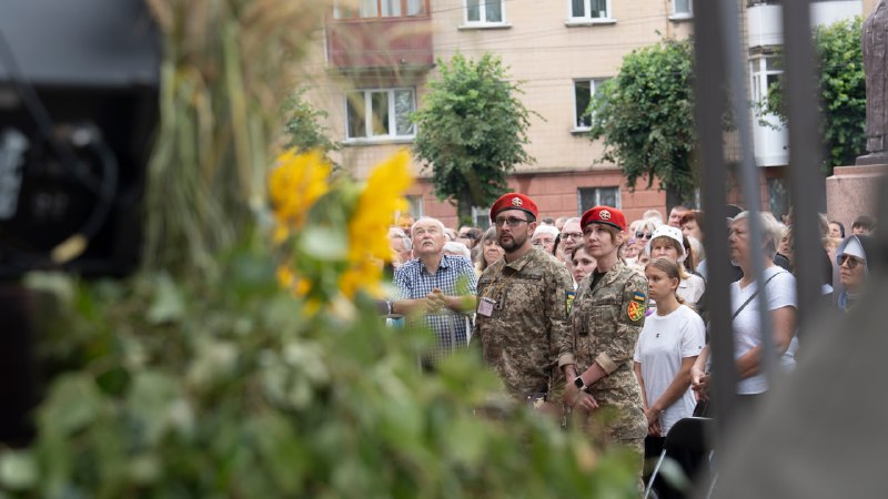 Близько 6 тисяч вірян об’єдналися сьогодні у спільній молитві в Бердичеві, який знову став духовним серцем країни Близько 6 тисяч вірян об’єдналися сьогодні у спільній молитві в Бердичеві, який знову став духовним серцем країни