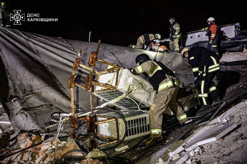 Триває рятувальна операція в Дніпрі. Вночі Росія завдала удару по місту – влучила в житловий будинок Триває рятувальна операція в Дніпрі. Вночі Росія завдала удару по місту – влучила в житловий будинок