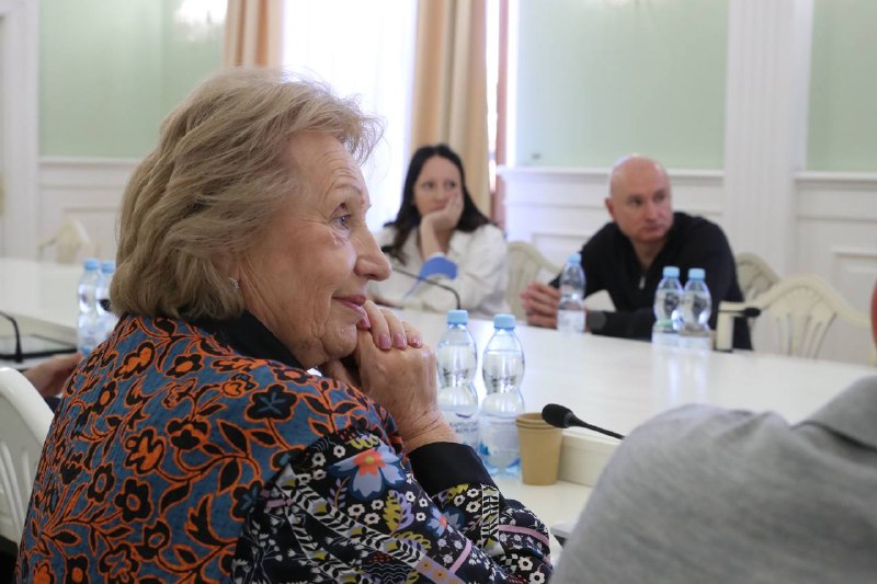 Зустрівся з власниками, представниками великого бізнесу, який працює в Києві та Україні. Зустрівся з власниками, представниками великого бізнесу, який працює в Києві та Україні.