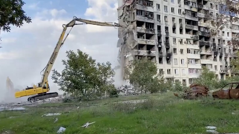 🤯У Маріуполі нові будинки зводять з кісток вбитих мирних жителів
❗️Окупанти перетворюють руїни знесених будинків в бетон 🤯У Маріуполі нові будинки зводять з кісток вбитих мирних жителів
❗️Окупанти перетворюють руїни знесених будинків в бетон