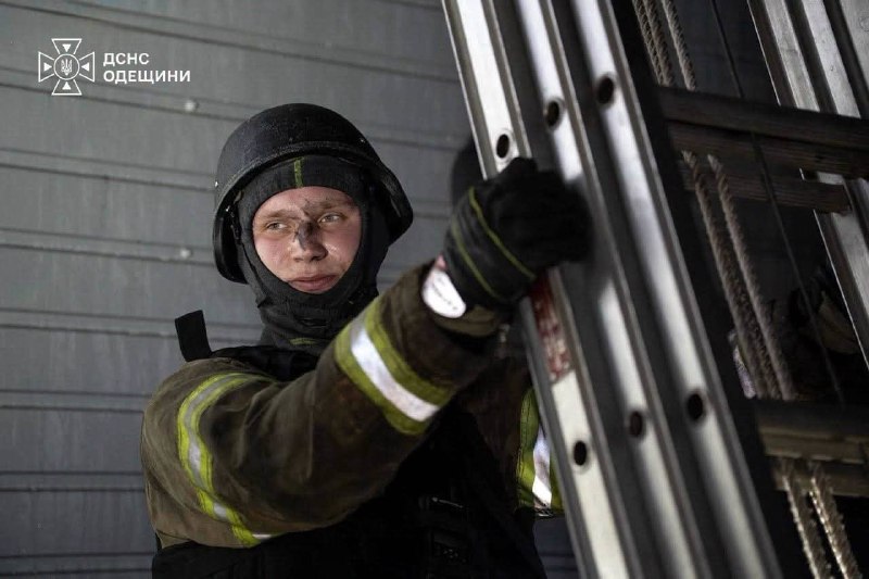 #герої_без_зброї
Тарас Томасевич - одеський рятувальник, який уже 3 роки служить у ДСНС #герої_без_зброї
Тарас Томасевич - одеський рятувальник, який уже 3 роки служить у ДСНС