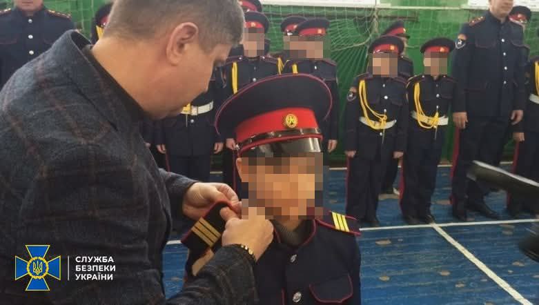 СБУ зібрала докази воєнних злочинів ворожих поплічників, які готують дітей з Луганщини до участі у війні проти України СБУ зібрала докази воєнних злочинів ворожих поплічників, які готують дітей з Луганщини до участі у війні проти України