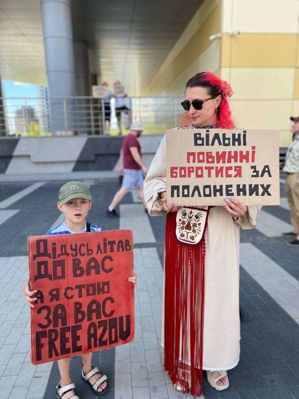 💔«Ще не всі вдома»: Маріупольці виходять на підтримку військовополонених! 💔«Ще не всі вдома»: Маріупольці виходять на підтримку військовополонених!
