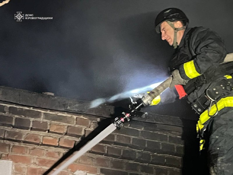 На Кіровоградщині рятувальники ліквідовують наслідки дронової атаки
Вночі 3 вересня росія завдала удару по Знам'янській громаді На Кіровоградщині рятувальники ліквідовують наслідки дронової атаки
Вночі 3 вересня росія завдала удару по Знам'янській громаді