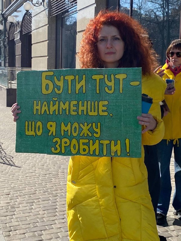 «Коли ти закриваєш очі, їх перестає бачити весь світ»: маріупольці виходять на акції з підтримки військовополонених «Коли ти закриваєш очі, їх перестає бачити весь світ»: маріупольці виходять на акції з підтримки військовополонених