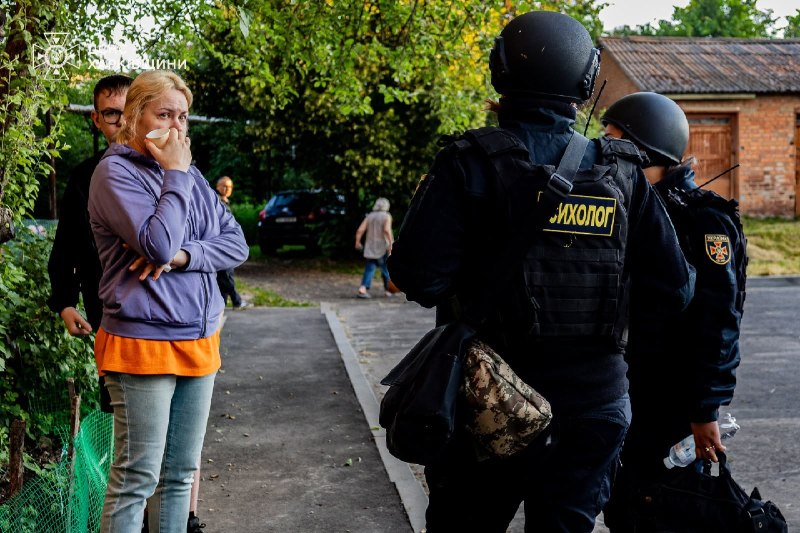 #Харків: поки рятувальники ліквідовують наслідки російських атак, поруч із постраждалими працюють психологи ДСНС 🫂 #Харків: поки рятувальники ліквідовують наслідки російських атак, поруч із постраждалими працюють психологи ДСНС 🫂