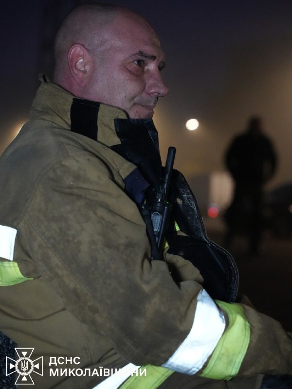 💪Незламні вогнеборці Миколаєва
Обличчя в кіптяві, очі — повні втоми й сили водночас. 💪Незламні вогнеборці Миколаєва
Обличчя в кіптяві, очі — повні втоми й сили водночас.