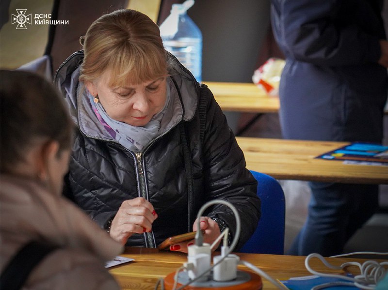 Понад 500 Пунктів незламності ДСНС вже розгорнула по всій Україні
У цих осередках безпеки кожен може обігрітися Понад 500 Пунктів незламності ДСНС вже розгорнула по всій Україні
У цих осередках безпеки кожен може обігрітися