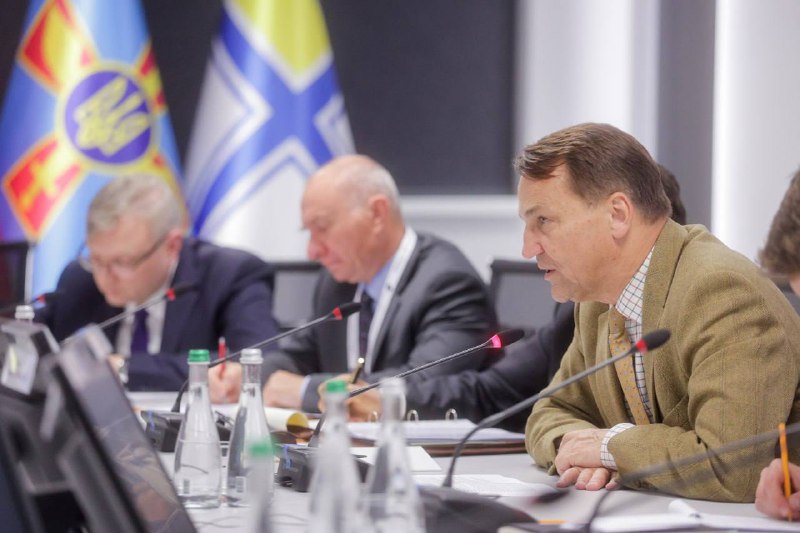🇺🇦🇵🇱 Змістовна зустріч у Києві з делегацією на чолі з Віцепрем’єр-міністром, Міністром закордонних справ Польщі Радославом Сікорським. 🇺🇦🇵🇱 Змістовна зустріч у Києві з делегацією на чолі з Віцепрем’єр-міністром, Міністром закордонних справ Польщі Радославом Сікорським.