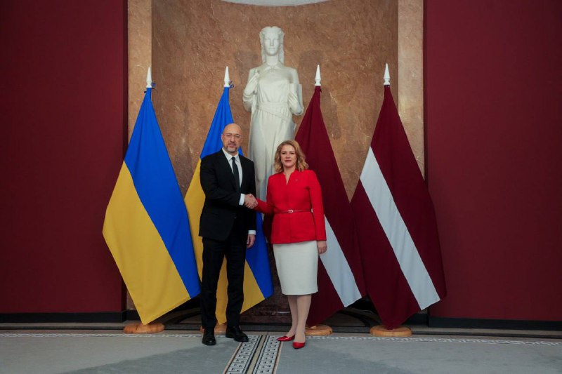 🇺🇦🇱🇻 У Латвії зустрівся з премʼєр-міністеркою Евікою Сілінєю.
Щира вдячність за виділення 0,25% ВВП на військову підтримку України 🇺🇦🇱🇻 У Латвії зустрівся з премʼєр-міністеркою Евікою Сілінєю.
Щира вдячність за виділення 0,25% ВВП на військову підтримку України