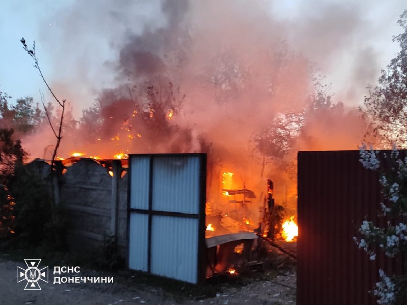#Донеччина: внаслідок обстрілу виникли пожежі, рятувальники евакуювали людей із палаючих будинків #Донеччина: внаслідок обстрілу виникли пожежі, рятувальники евакуювали людей із палаючих будинків