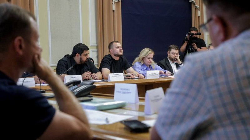 Провели засідання Штабу.
🔹 Аномальна спека та постійні російські обстріли створюють колосальне навантаження на нашу енергосистему Провели засідання Штабу.
🔹 Аномальна спека та постійні російські обстріли створюють колосальне навантаження на нашу енергосистему