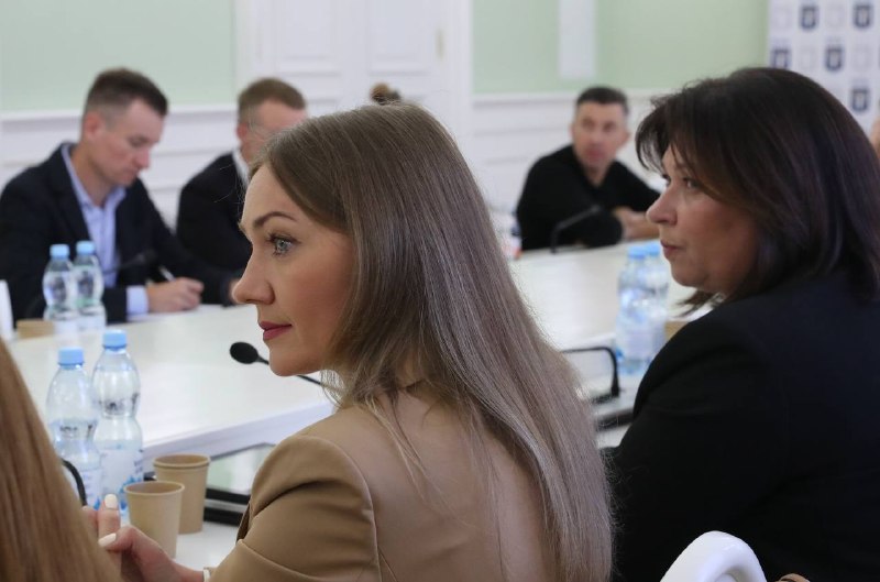 Зустрівся з власниками, представниками великого бізнесу, який працює в Києві та Україні. Зустрівся з власниками, представниками великого бізнесу, який працює в Києві та Україні.