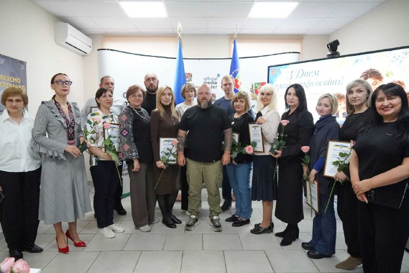 До Дня працівників освіти нагородив педагогів Луганщини обласними відзнаками До Дня працівників освіти нагородив педагогів Луганщини обласними відзнаками