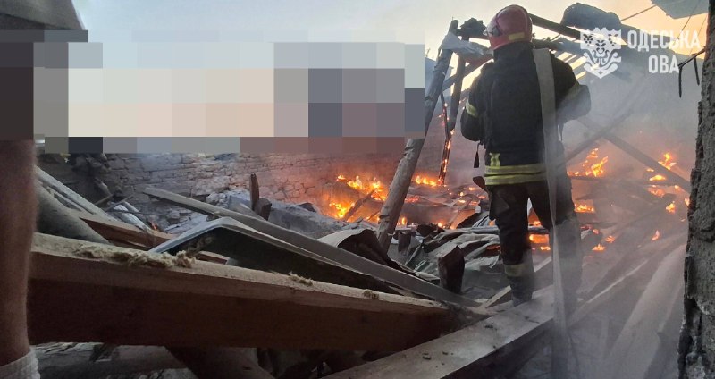 Пожежа, що виникла внаслідок ворожого удару, наразі ліквідована. Інформація про загиблих та постраждалих не... Пожежа, що виникла внаслідок ворожого удару, наразі ліквідована. Інформація про загиблих та постраждалих не...