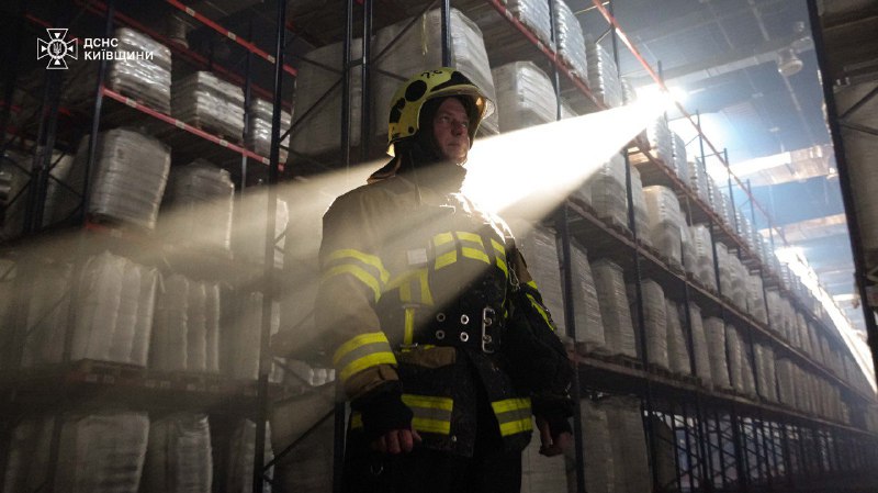 #фото_тижня
Промінь світла крізь темряву складу - як символ тих, хто не відступає навіть тоді, коли навколо руїни #фото_тижня
Промінь світла крізь темряву складу - як символ тих, хто не відступає навіть тоді, коли навколо руїни