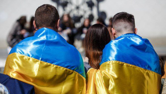 🥹❤️Вкраденого росіянами підлітка з Маріуполя повернули до України
😢Понад три роки Денис був розлучений із родиною 🥹❤️Вкраденого росіянами підлітка з Маріуполя повернули до України
😢Понад три роки Денис був розлучений із родиною