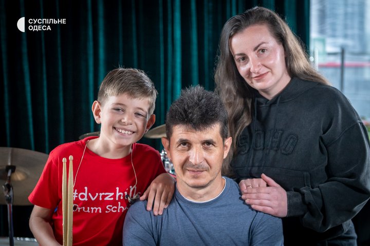 🙂🥁11-річний барабанщик із Маріуполя став зіркою соцмереж
🥺Кирило Кущенко у 2022 році разом із родиною... 🙂🥁11-річний барабанщик із Маріуполя став зіркою соцмереж
🥺Кирило Кущенко у 2022 році разом із родиною...