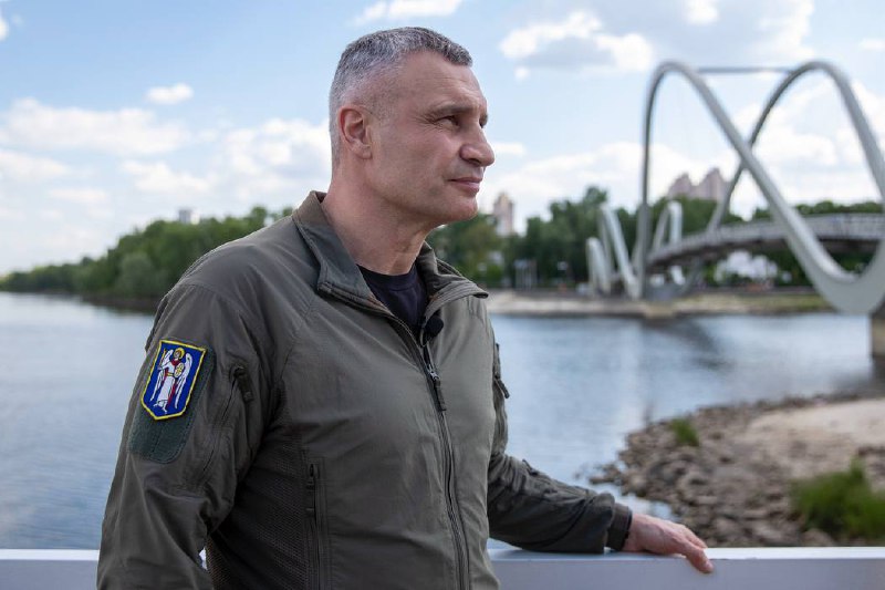 Київ. Нескорений і сильний. Славетний своєї історією і своїми людьми.
Сьогодні столиця допомагає фронту, живе і працює Київ. Нескорений і сильний. Славетний своєї історією і своїми людьми.
Сьогодні столиця допомагає фронту, живе і працює
