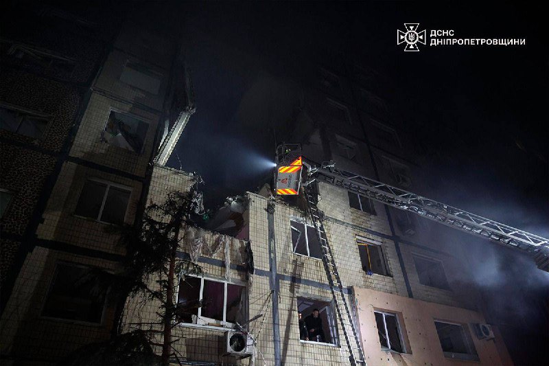 Триває рятувальна операція в Дніпрі. Вночі Росія завдала удару по місту – влучила в житловий будинок Триває рятувальна операція в Дніпрі. Вночі Росія завдала удару по місту – влучила в житловий будинок