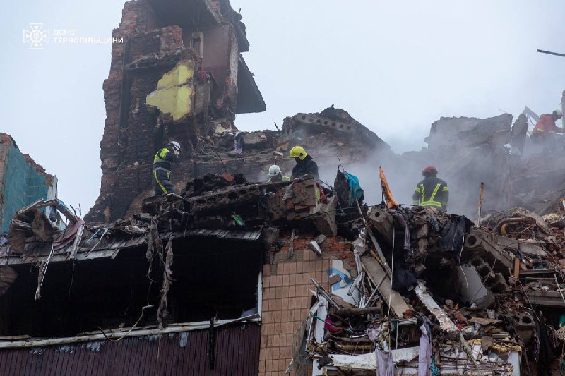 Тернопіль: Рятувальники продовжують працювати на місці трагедії, де внаслідок російської агресії було зруйновано житлову багатоповерхівку Тернопіль: Рятувальники продовжують працювати на місці трагедії, де внаслідок російської агресії було зруйновано житлову багатоповерхівку