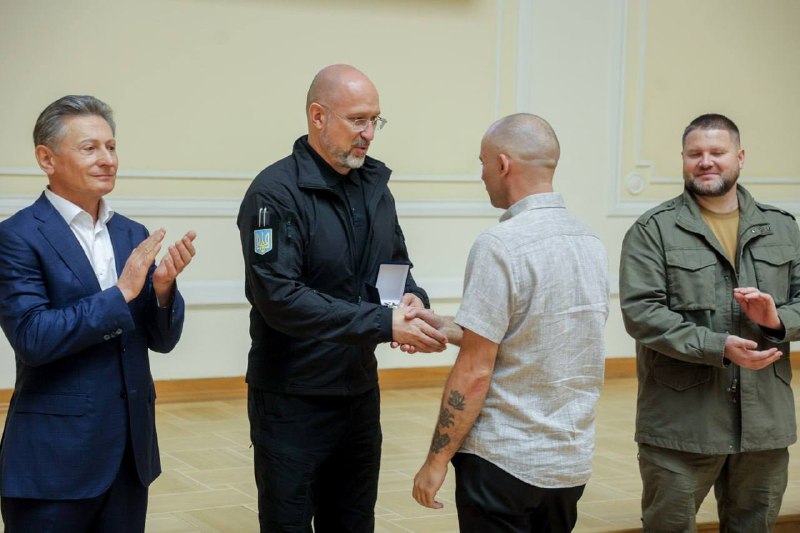 Щороку в останню неділю серпня ми вітаємо людей, чия щоденна праця під землею тримає українське світло на землі. Щороку в останню неділю серпня ми вітаємо людей, чия щоденна праця під землею тримає українське світло на землі.