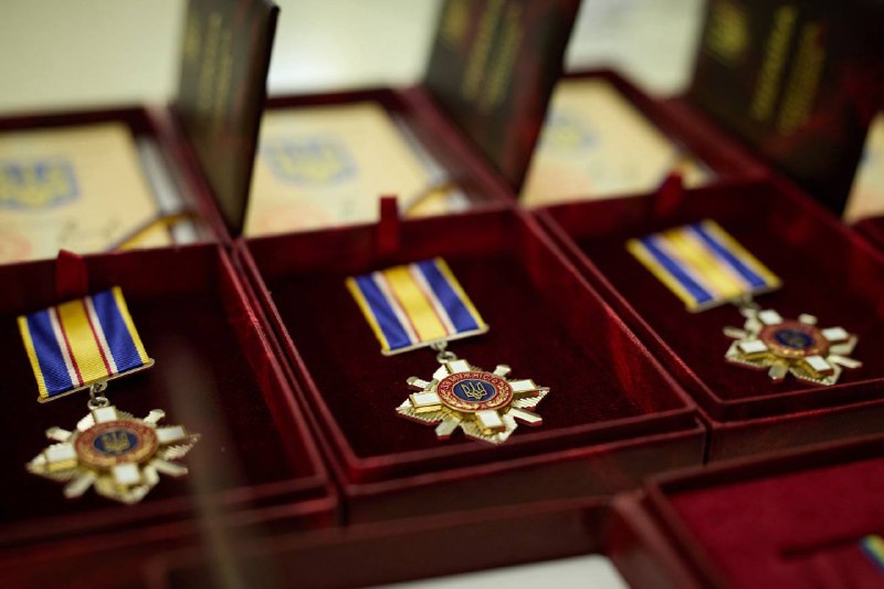 Світло перемагає темряву, бо працюють наші енергетики. Це завдяки їхній титанічній роботі Світло перемагає темряву, бо працюють наші енергетики. Це завдяки їхній титанічній роботі