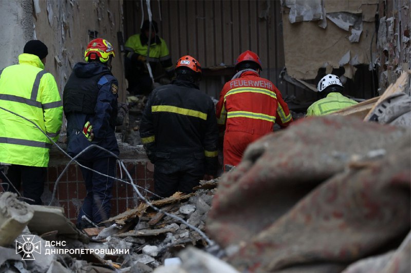 У Дніпрі рятувальники дістали з-під завалів багатоповерхівки тіло чоловіка У Дніпрі рятувальники дістали з-під завалів багатоповерхівки тіло чоловіка