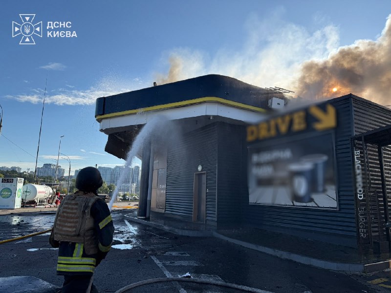 #Київ: 8 людей постраждали через російські удари з початку доби
▪Солом'янський район: влучання в нежитлову будівлю, без загоряння #Київ: 8 людей постраждали через російські удари з початку доби
▪Солом'янський район: влучання в нежитлову будівлю, без загоряння