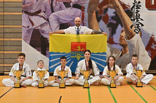 Новокаховські каратисти привезли із собою шість медалей чемпіонату Німеччини. Новокаховські каратисти привезли із собою шість медалей чемпіонату Німеччини.