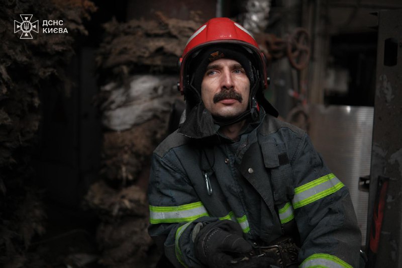 На обличчях наших рятувальників - уся правда цієї зими: про ночі без сну, про холод, що пробирається під бойовку На обличчях наших рятувальників - уся правда цієї зими: про ночі без сну, про холод, що пробирається під бойовку