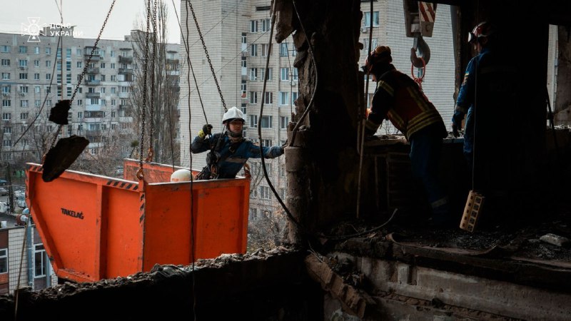 #Київ: рятувальники деблокували з-під завалів у 9-поверхівці Деснянського району ще одне тіло #Київ: рятувальники деблокували з-під завалів у 9-поверхівці Деснянського району ще одне тіло