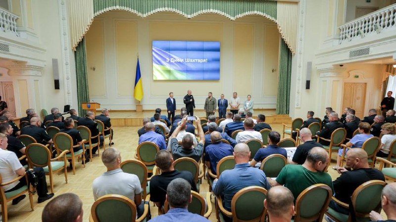 Щороку в останню неділю серпня ми вітаємо людей, чия щоденна праця під землею тримає українське світло на землі. Щороку в останню неділю серпня ми вітаємо людей, чия щоденна праця під землею тримає українське світло на землі.