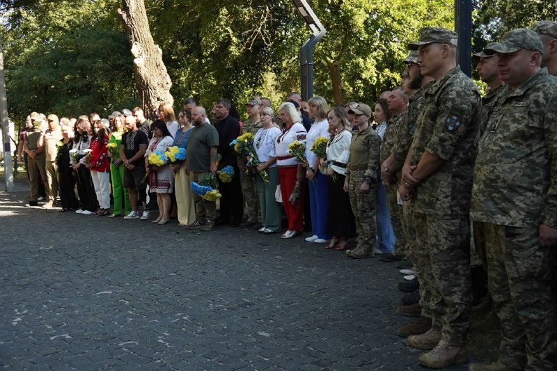 До Дня Незалежності України вручив нагороди на Алеї Захисників Луганщини До Дня Незалежності України вручив нагороди на Алеї Захисників Луганщини